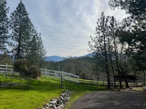 1284 Jaynes Dr, Grants Pass, OR 97527