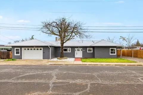 140 N 8th St, Central Point, OR 97502