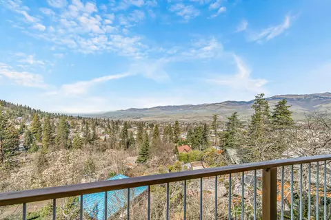 211 Glenview Dr, Ashland, OR 97520