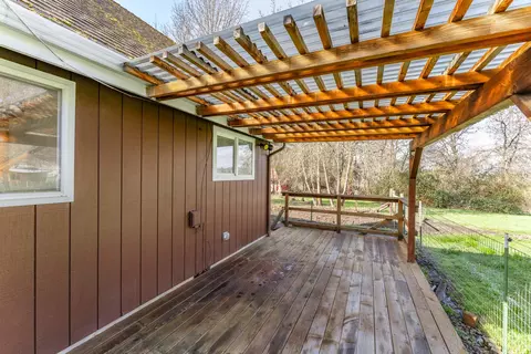 Exterior - 200 Sierra Dr, Eagle Point, OR 97524 photo 5 of 9