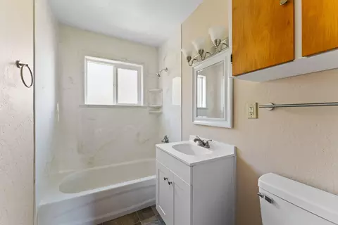 Bath - 200 Sierra Dr, Eagle Point, OR 97524 photo 2 of 2