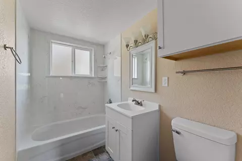 Bath - 200 Sierra Dr, Eagle Point, OR 97524 photo 1 of 2