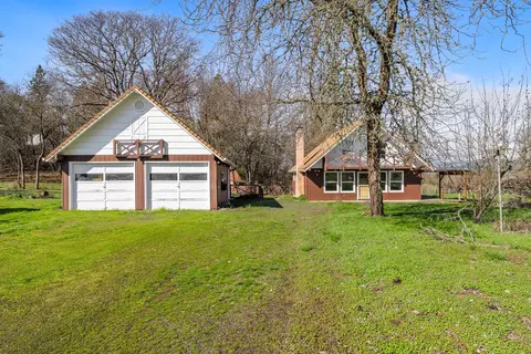200 Sierra Dr, Eagle Point, OR 97524