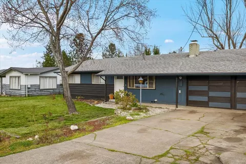 209 Corcoran Ln, Central Point, OR 97502