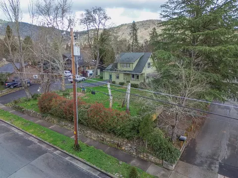 953 NE 9th St, Grants Pass, OR 97526