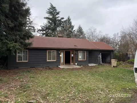 215 Hillhouse Ave, Medford, OR 97504
