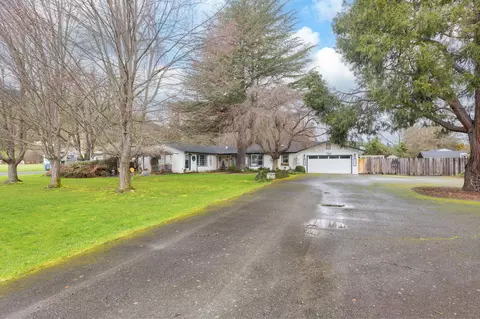 753 W Evans Creek Rd, Rogue River, OR 97537