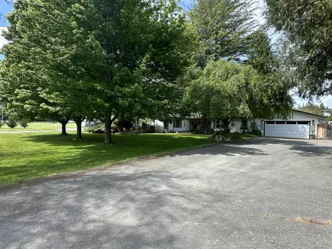 753 W Evans Creek Rd, Rogue River, OR 97537