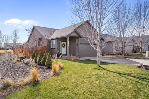 2748 NE 6th Dr, Redmond, OR 97756