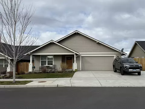 1779 NE 3rd St NE, Redmond, OR 97756