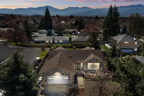 3208 Burton Dr, Medford, OR 97504