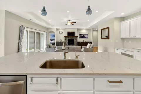 Kitchen - 988 Pumpkin Rdg, Eagle Point, OR 97524 photo 4 of 7