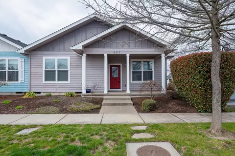 650 Golden Peak Dr, Central Point, OR 97502