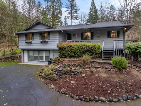 207 Crossbow Ln, Grants Pass, OR 97526