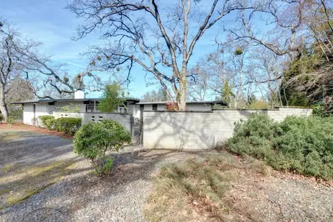 211 S Groveland Ave, Medford, OR 97504
