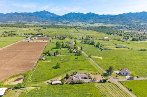 3015 Marigold Ln, Medford, OR 97504