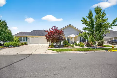 1407 Rustler Peak St, Central Point, OR 97502 photo 2