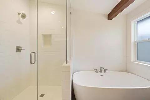 Bath - 132 SE 16th St, Bend, OR 97702 photo 4 of 4