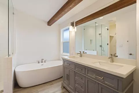 Bath - 132 SE 16th St, Bend, OR 97702 photo 3 of 4
