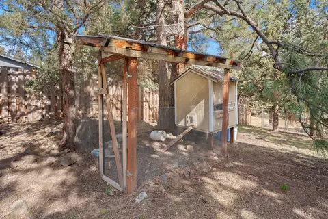 Exterior - 132 SE 16th St, Bend, OR 97702 photo 16 of 21