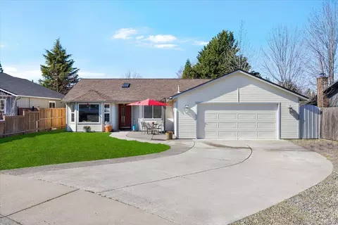 3053 Adams Cir, Medford, OR 97504