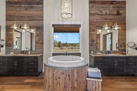 Bath - 64105 Johnson Rd, Bend, OR 97703 photo 4 of 8