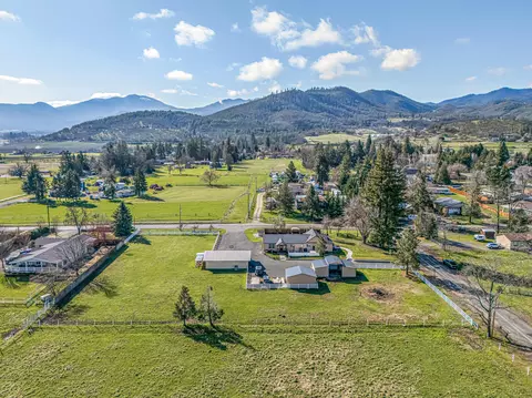 3985 Calhoun Rd, Medford, OR 97501