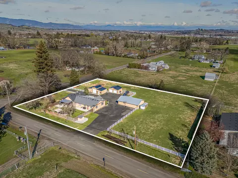 3985 Calhoun Rd, Medford, OR 97501