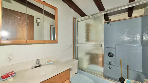 Bath - 13007 Perry Rd, Central Point, OR 97502 photo 1 of 1