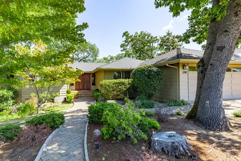 290 Skycrest Dr, Ashland, OR 97520