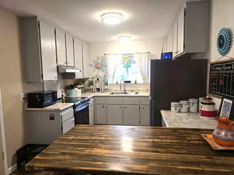 Kitchen - 243 Shadowbrook Dr, Cave Junction, OR 97523 photo 2 of 2