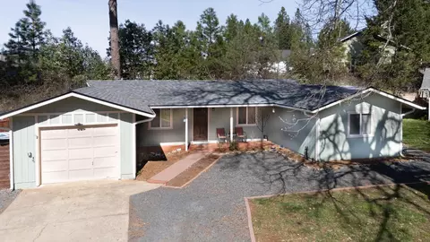 243 Shadowbrook Dr, Cave Junction, OR 97523