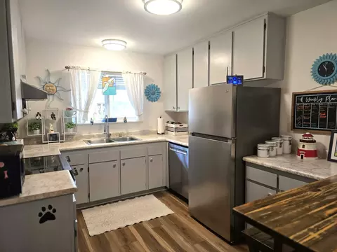 Kitchen - 243 Shadowbrook Dr, Cave Junction, OR 97523 photo 1 of 2