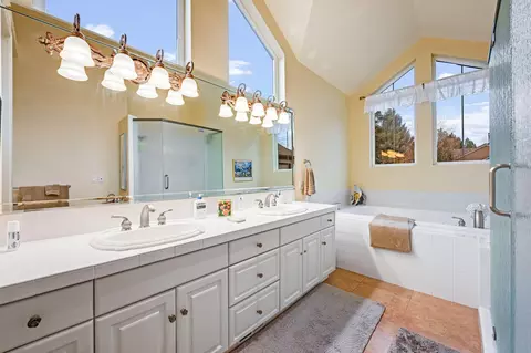 Bath - 62029 Fall Creek Loop, Bend, OR 97702 photo 1 of 4