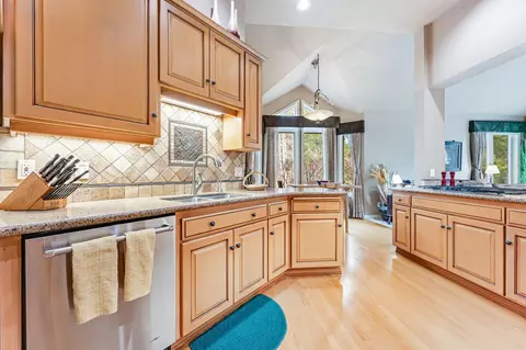 Kitchen - 62029 Fall Creek Loop, Bend, OR 97702 photo 2 of 4