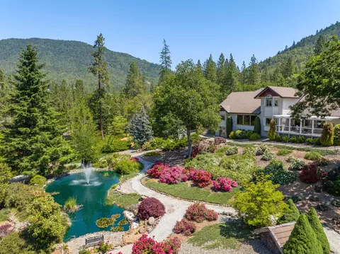 701 Serenity Ln, Grants Pass, OR 97526