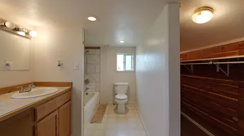 Bath - 509 Derby Rd, Eagle Point, OR 97524 photo 2 of 4