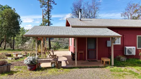 Exterior - 509 Derby Rd, Eagle Point, OR 97524 photo 7 of 8