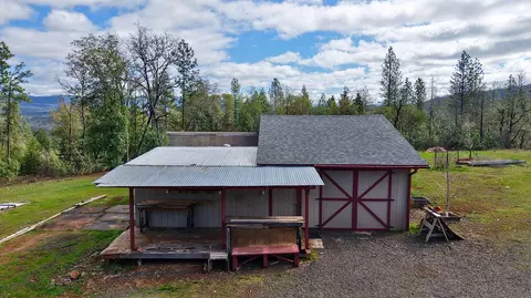 Exterior - 509 Derby Rd, Eagle Point, OR 97524 photo 4 of 8