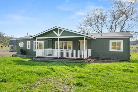 533 Chateau Dr, Eagle Point, OR 97524