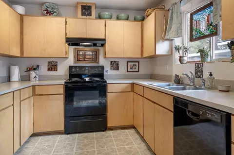 Kitchen - 412 N Desert Rose Loop, Sisters, OR 97759 photo 2 of 2