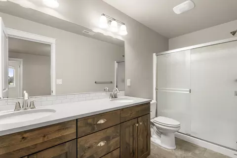 Bath - 20779 Boulderfield Ave, Bend, OR 97701 photo 2 of 3