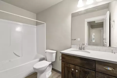 Bath - 20779 Boulderfield Ave, Bend, OR 97701 photo 3 of 3