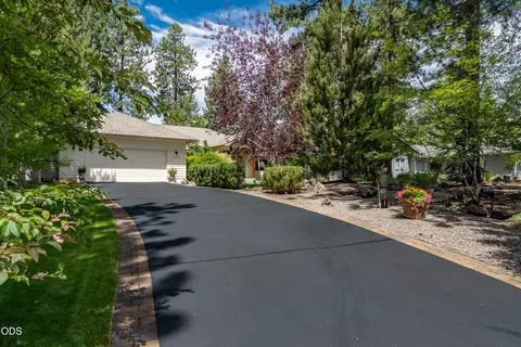 60749 Golf Village Loop, Bend, OR 97702