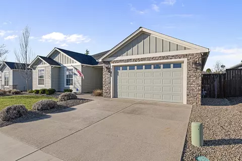 1043 Arrowhead Trl, Eagle Point, OR 97524