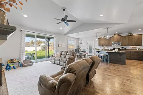 1043 Arrowhead Trl, Eagle Point, OR 97524 photo 12