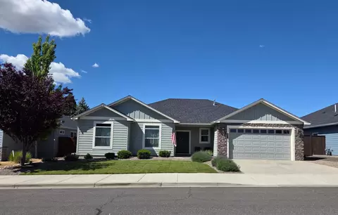 1043 Arrowhead Trl, Eagle Point, OR 97524