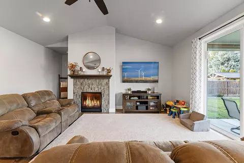 1043 Arrowhead Trl, Eagle Point, OR 97524 photo 11