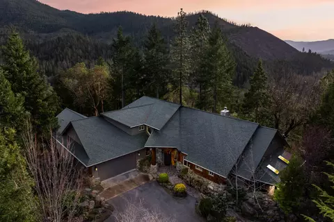 211 Shorthorn Gulch Rd, Grants Pass, OR 97526