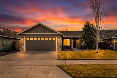 210 NW 27th Ct, Redmond, OR 97756
